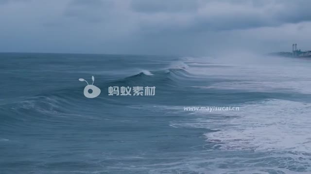 波澜壮阔的大海汹涌的海浪拍向沙滩视频素材-第1张图