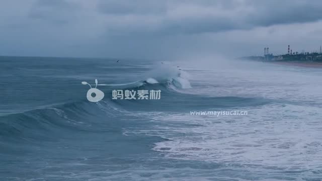 波澜壮阔的大海汹涌的海浪拍向沙滩视频素材-第2张图