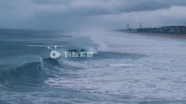 波澜壮阔的大海汹涌的海浪拍向沙滩视频素材-第3张图