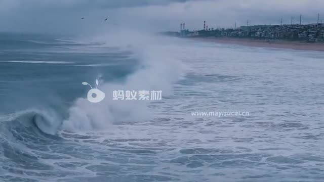 波澜壮阔的大海汹涌的海浪拍向沙滩视频素材-第4张图