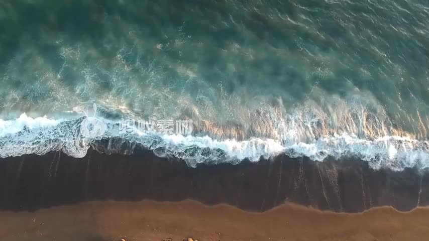 蓝色大海波浪航拍飞过树林蓝色天空彩虹色热气球粉色爱心热气球MG动画 相册第1张图 航拍蓝色大海波涛汹涌