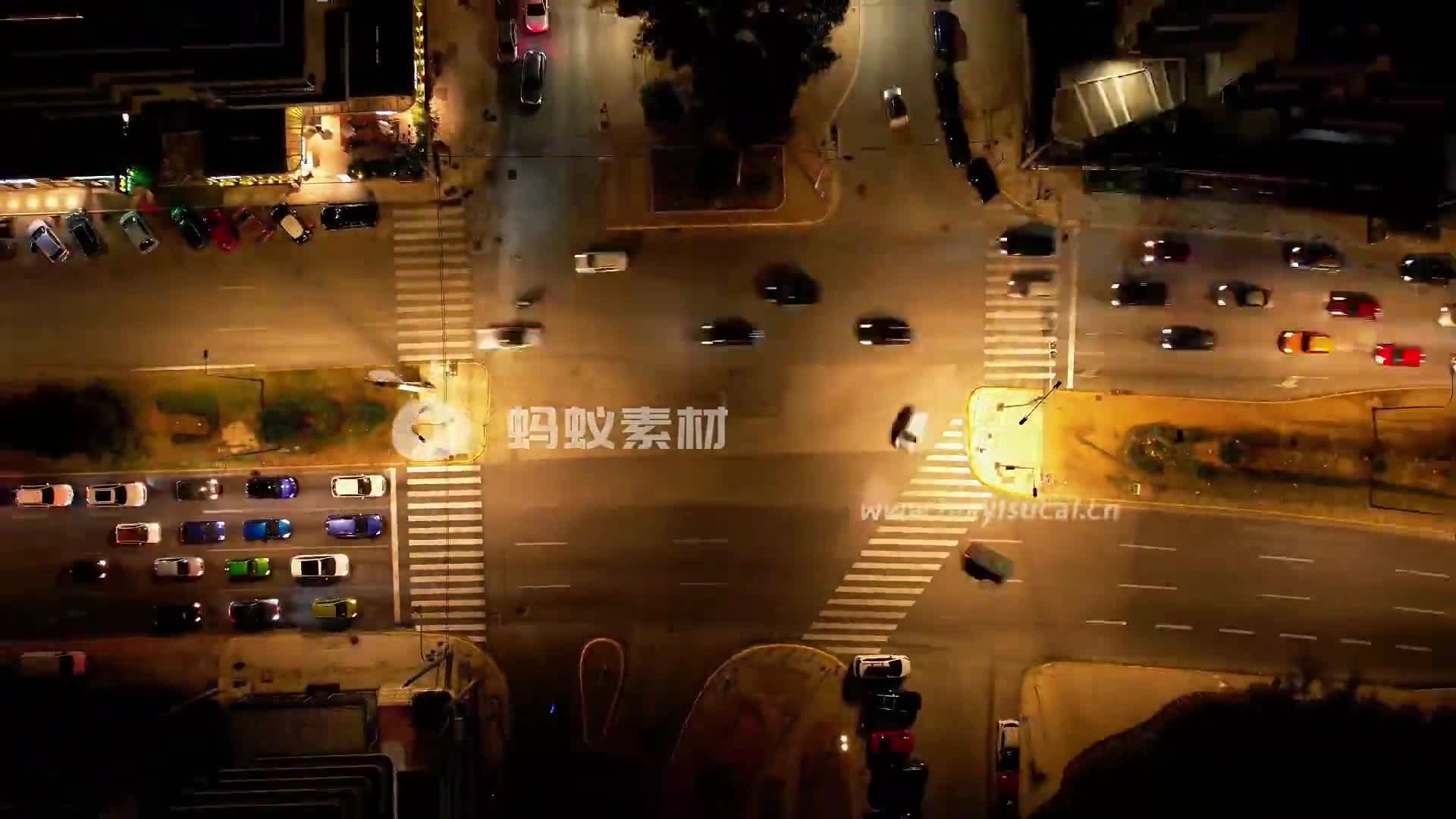 上帝视角航拍夜晚十字路口车流穿梭交通视频-第1张图