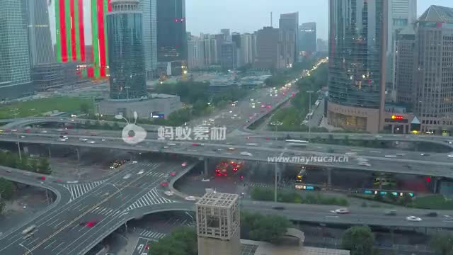 北京交通视频素材：黄昏时分北京的交通和摩天大楼4K-第1张图