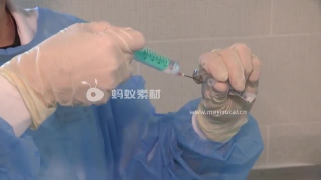 一名医务人员正在将药液注入注射器中-第2张图