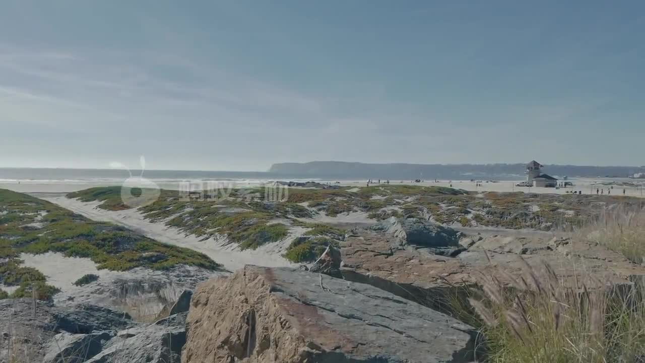 海滩全景及海浪拍打着码头海上货船特写镜头-第1张图