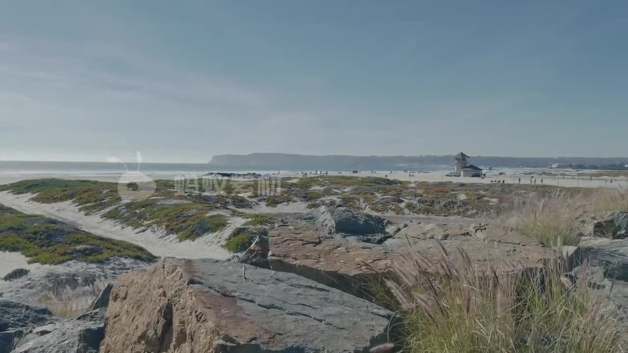 海滩全景及海浪拍打着码头海上货船特写镜头-第2张图