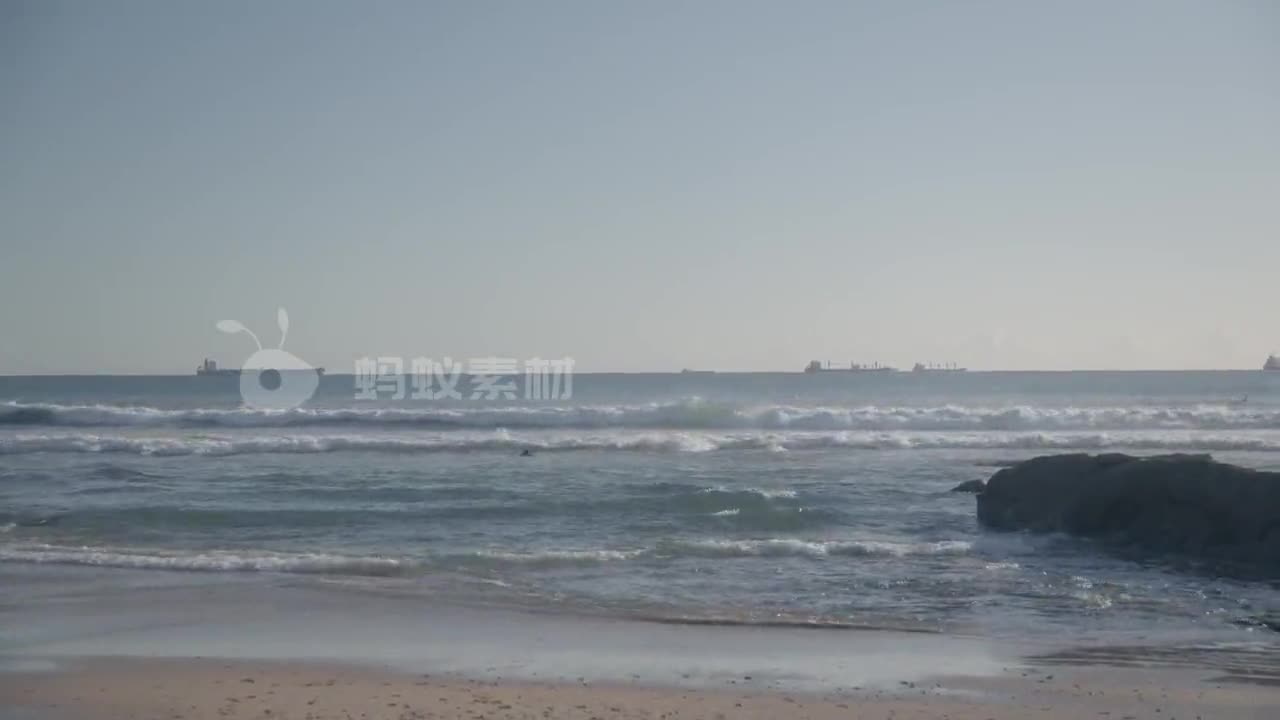 海滩全景及海浪拍打着码头海上货船特写镜头-第3张图