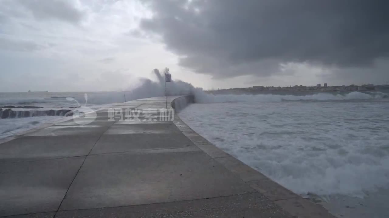 海滩全景及海浪拍打着码头海上货船特写镜头-第4张图