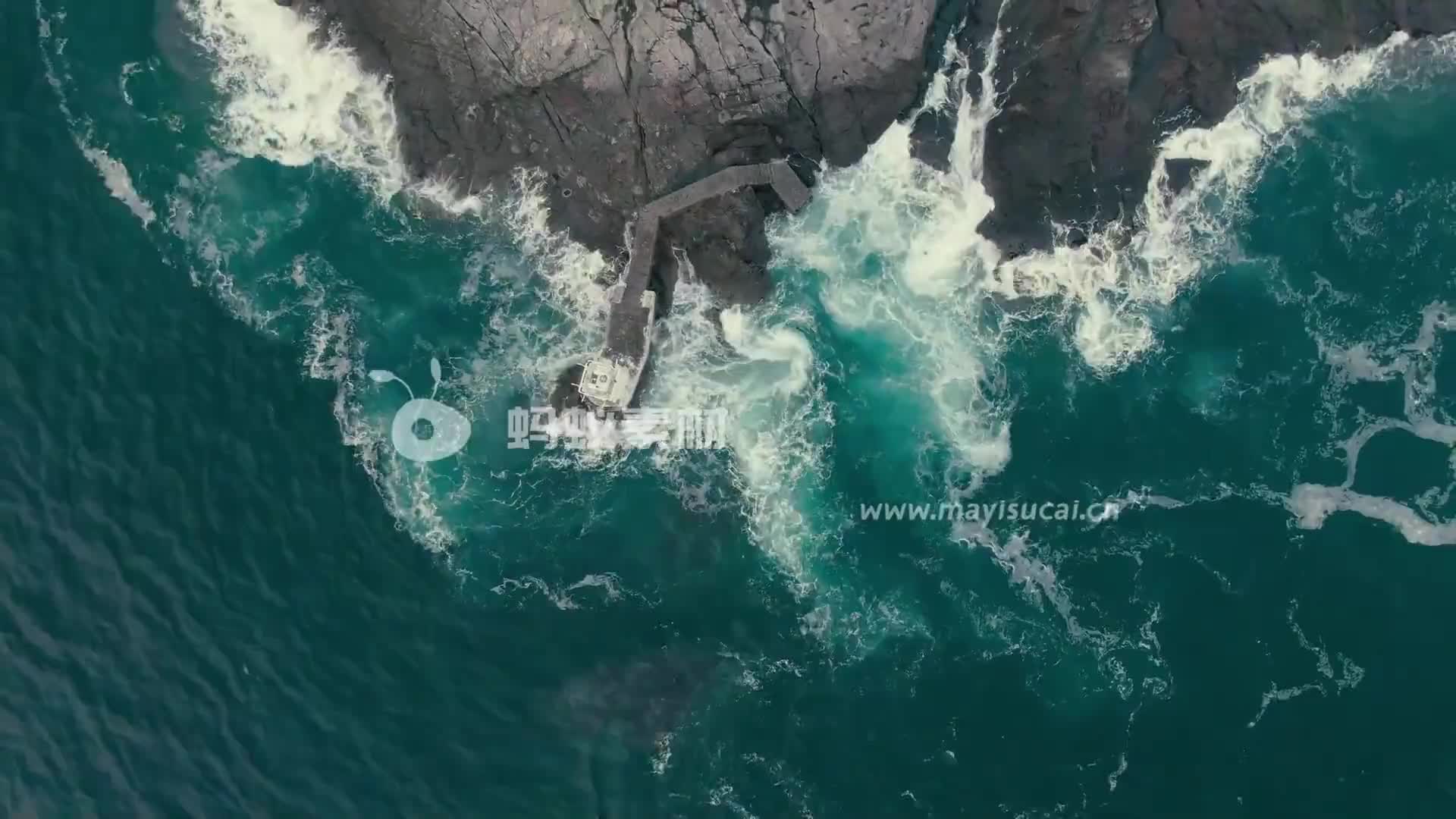 航拍汹涌蓝色海浪拍打海岸灯塔激起一阵阵浪花视频-第4张图