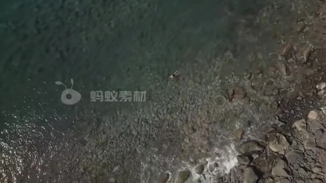 海滩旁的雄伟的岩石男人在海滩上凝视大海风景-第4张图