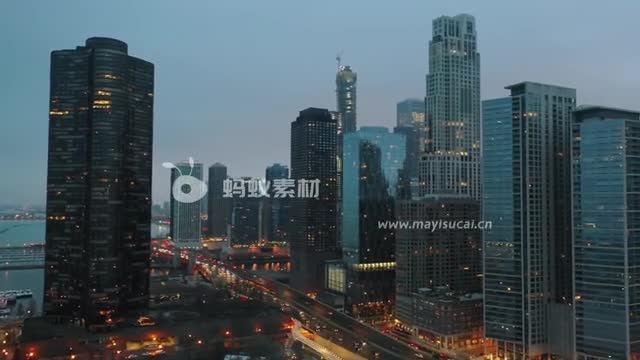 城市航拍黄昏时的城市车水马龙景观-第1张图