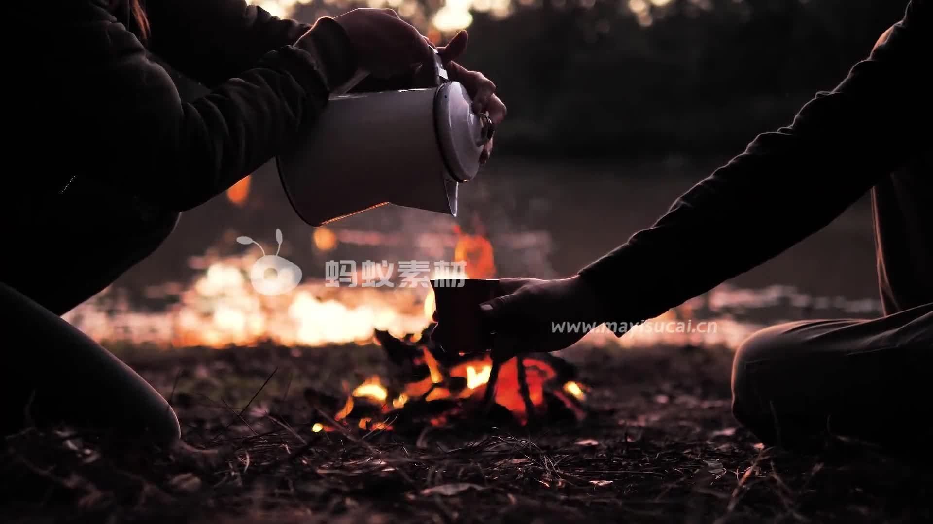 晚上在篝火旁烤火喝水场景视频素材-第2张图