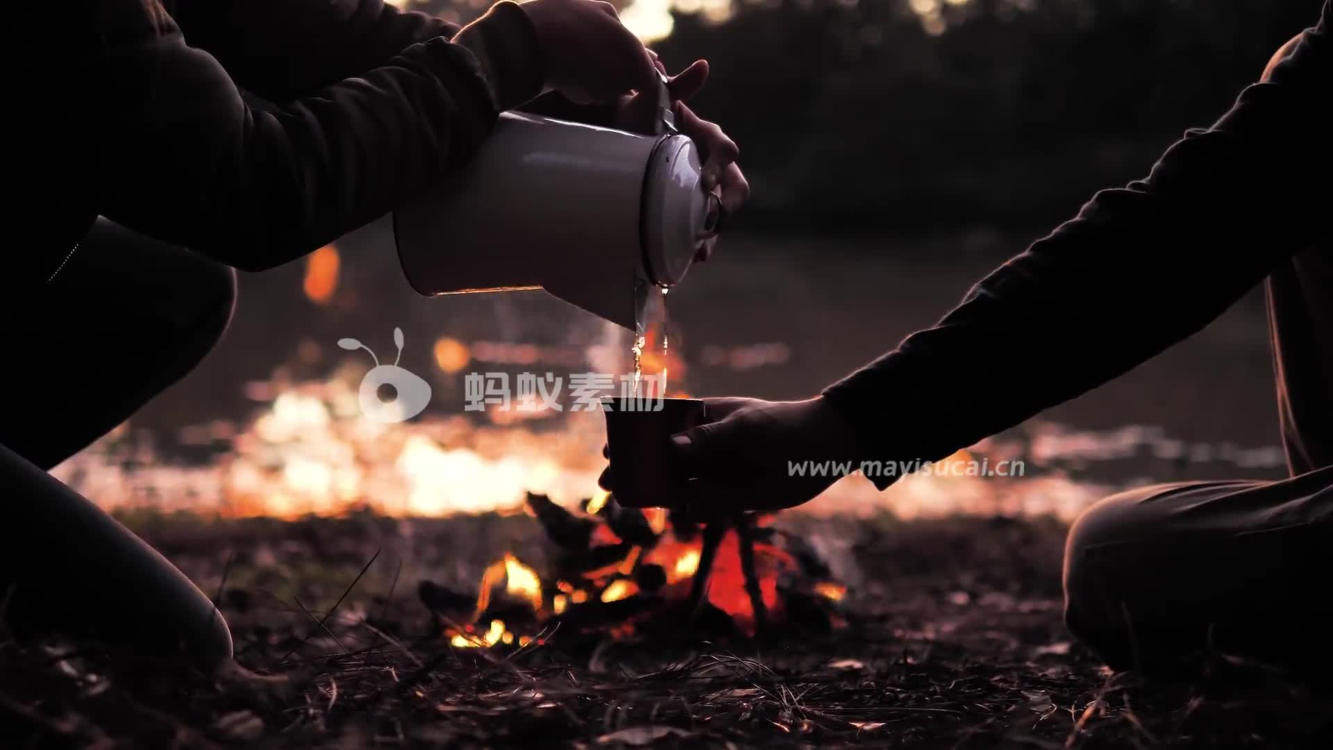 晚上在篝火旁烤火喝水场景视频素材-第4张图